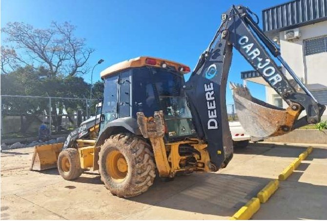 Retroexcavadora John Deere 310J, foto 1 de 3